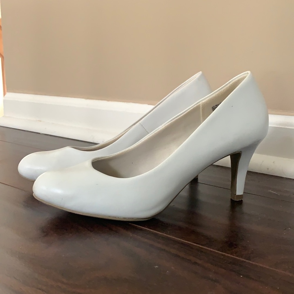 COMFY WHITE PUMPS